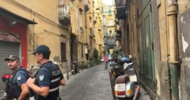 Uomo si barrica in casa a Napoli: è destinatario di un ordine di carcerazione