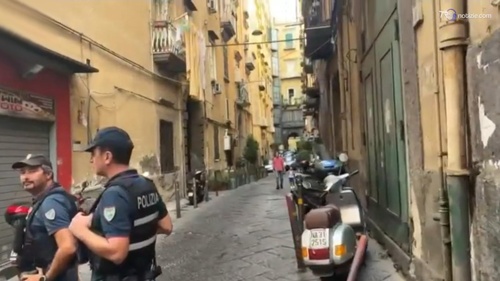 Uomo si barrica in casa a Napoli: è destinatario di un ordine di carcerazione