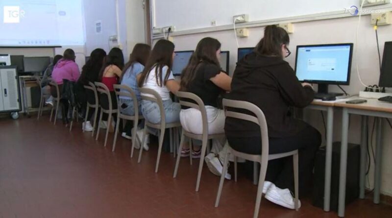Scuola: l'inverno demografico cancella trecento classi