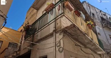 Mazara del Vallo, cede il balcone e muore. La vittima, una donna di 86 anni