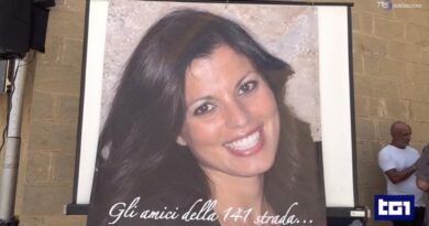 I funerali di Lorena, la comunità si stringe ai genitori. La bara bianca e il peluche dell’infanzia