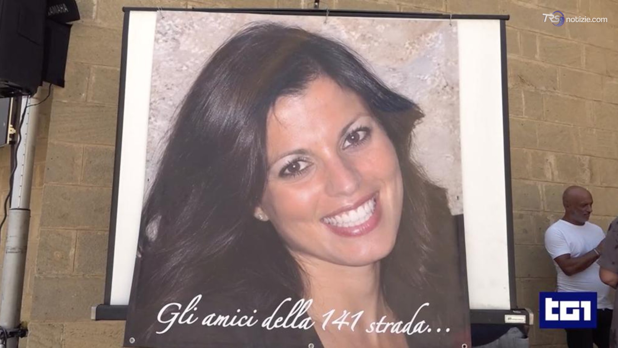 I funerali di Lorena, la comunità si stringe ai genitori. La bara bianca e il peluche dell’infanzia