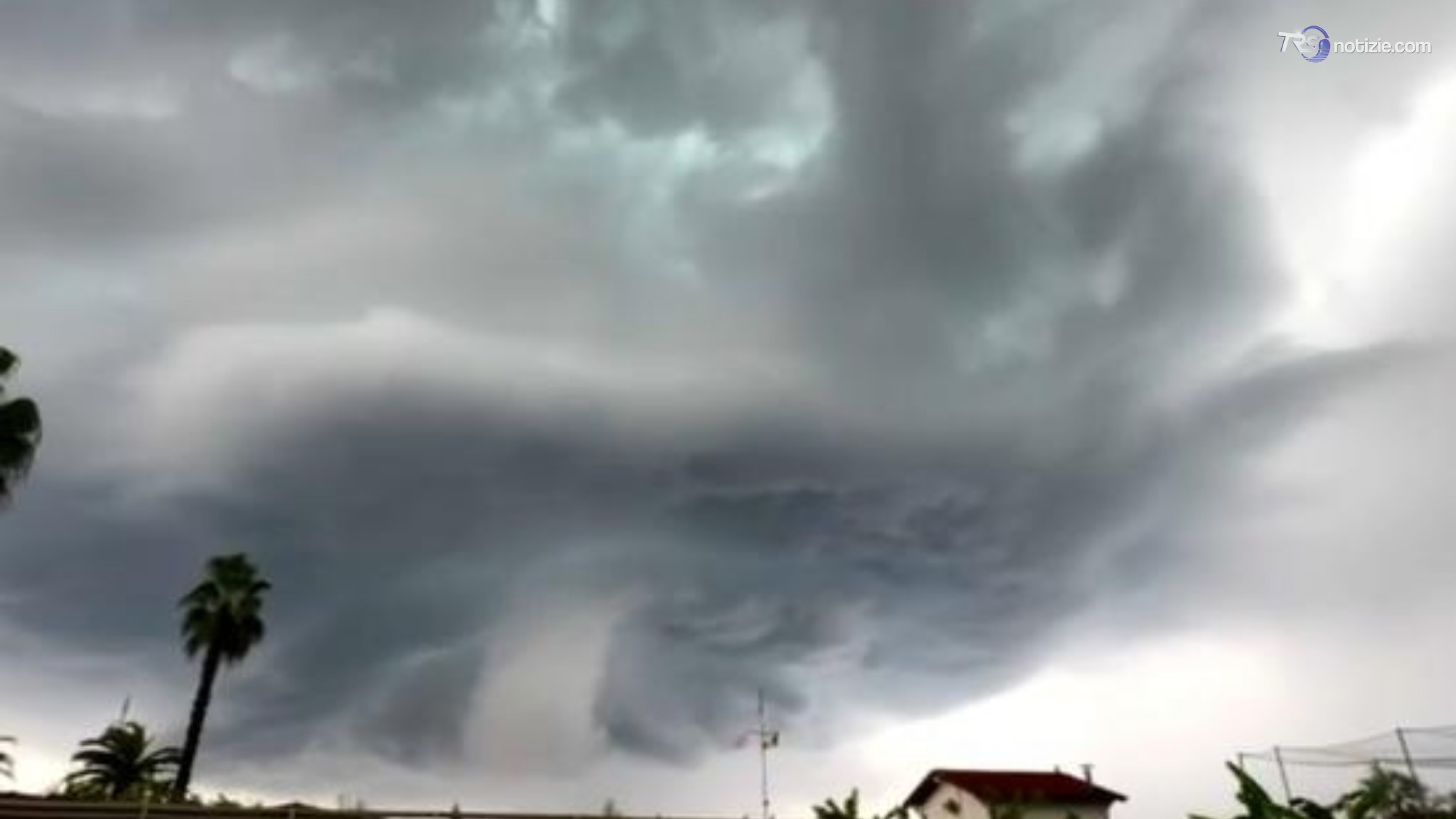 Maltempo, grandine e tromba d'aria in Toscana. Danni a Viareggio