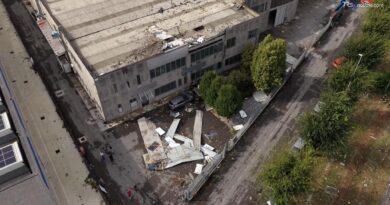 Tromba d’aria a Cigole, tetti scoperchiati e pannelli solari spazzati via: le immagini dal drone