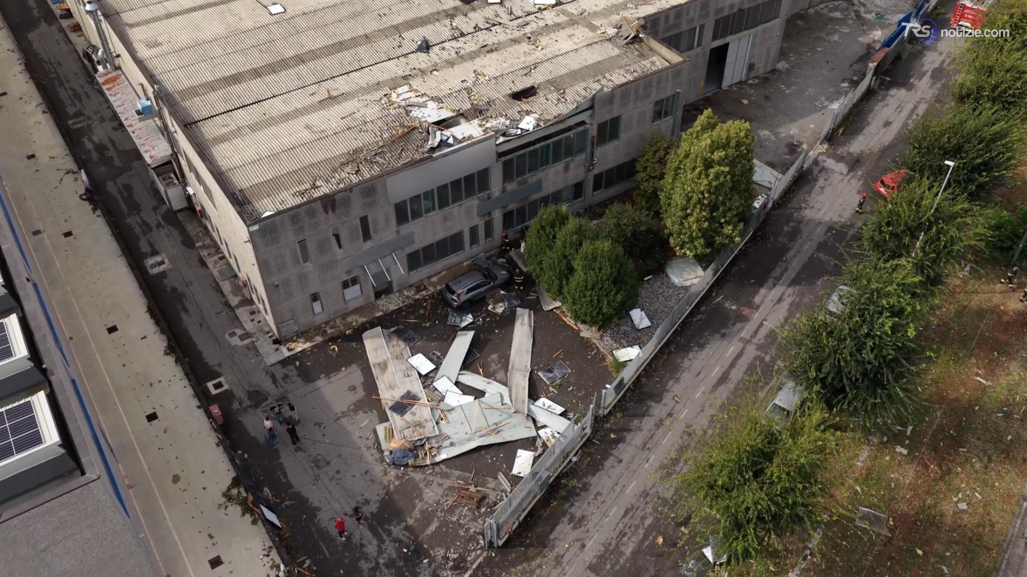 Tromba d’aria a Cigole, tetti scoperchiati e pannelli solari spazzati via: le immagini dal drone