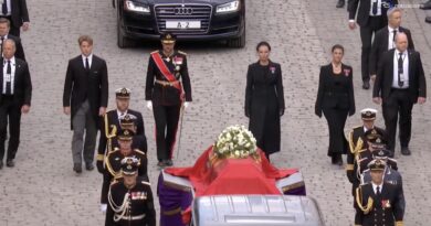 La Norvegia si ferma per Harald V: il corteo funebre attraversa Oslo