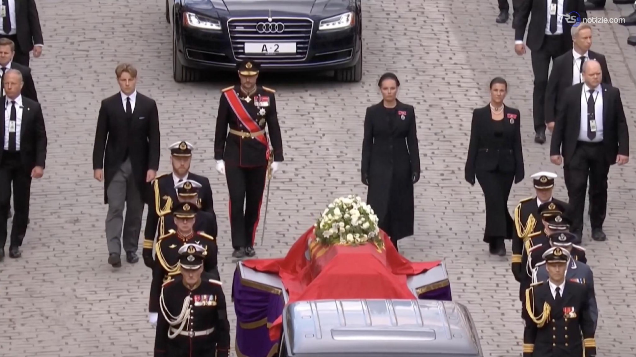 La Norvegia si ferma per Harald V: il corteo funebre attraversa Oslo