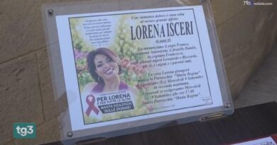 Palloncini rossi e bianchi per l'ultimo saluto a Lorena, l'omelia: "Un no va rispettato"