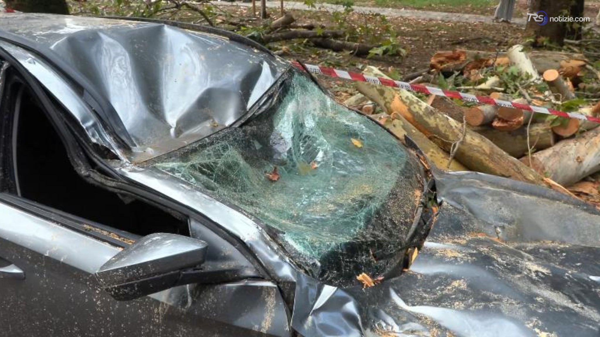 Vetri rotti, carrozzerie sfondate: i danni del maltempo a Milano dopo la tempesta di tuoni