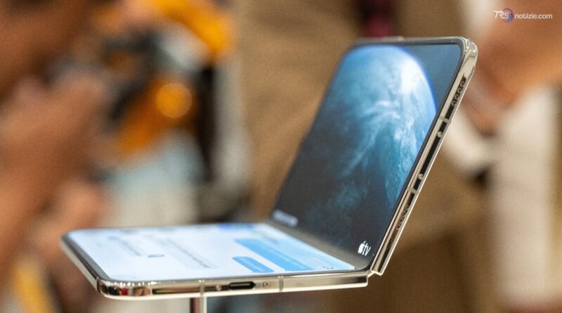 Apple lancia iPhone Duo, il primo pieghevole: schermo da 7,6 pollici e prezzo da 1.999 dollari