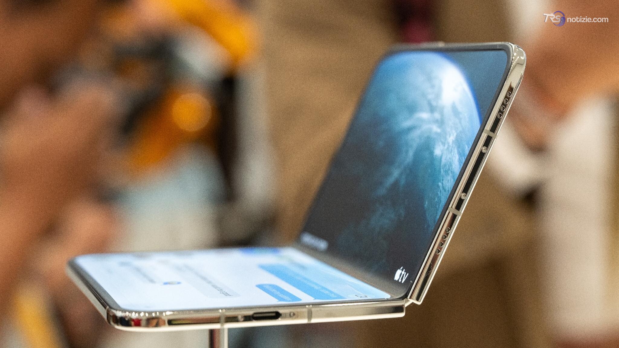Apple lancia iPhone Duo, il primo pieghevole: schermo da 7,6 pollici e prezzo da 1.999 dollari