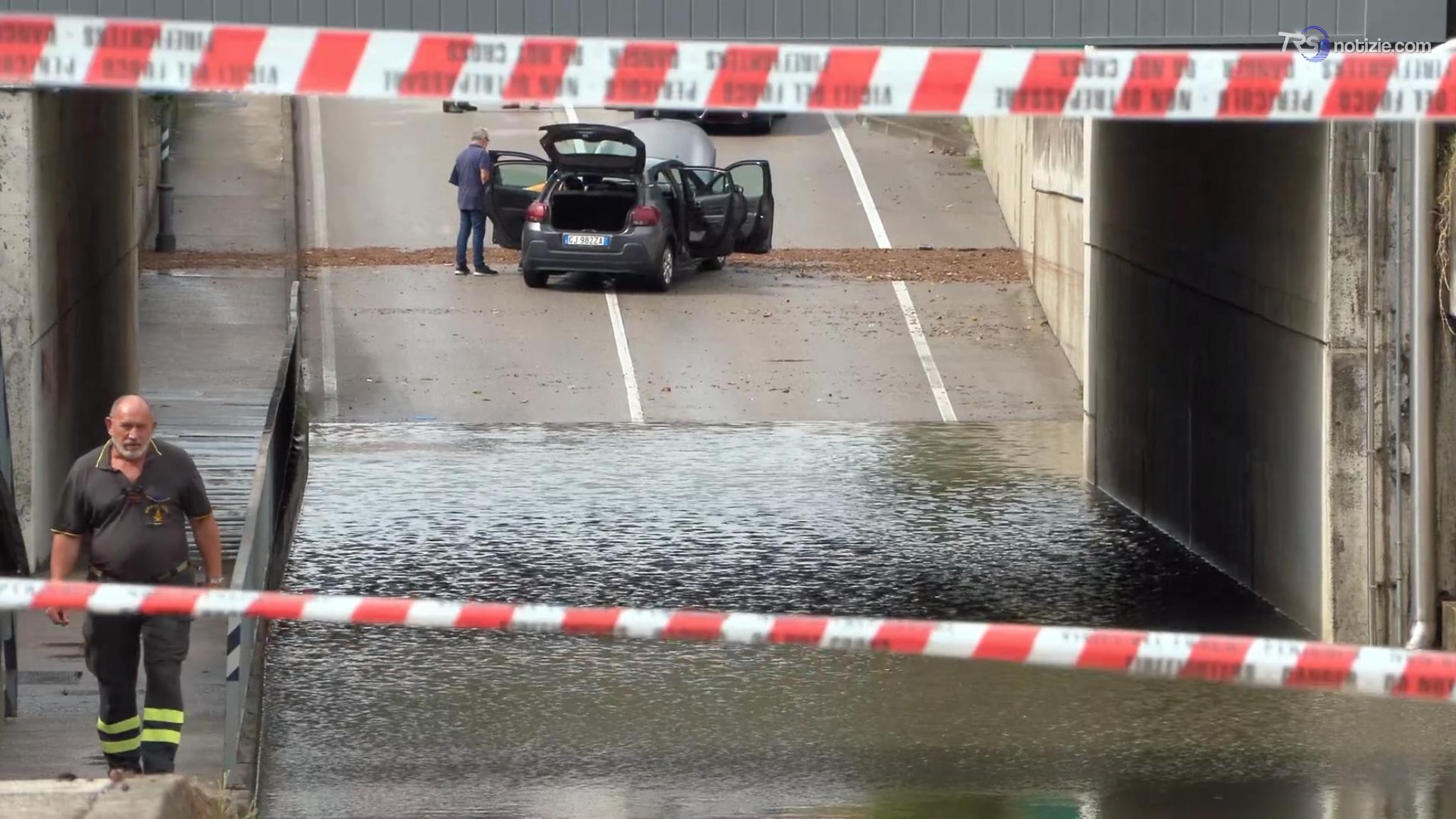 Una donna di 83 anni annega in un sottopasso allagato: l’auto era bloccata