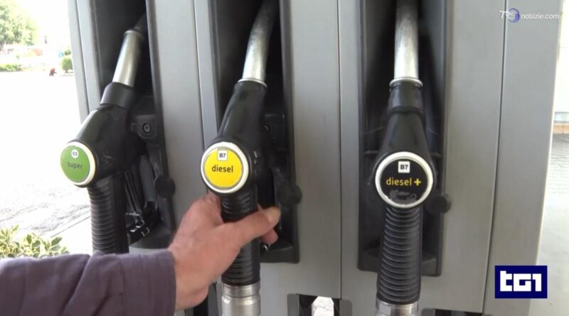 Benzina oltre i 2,07 euro/litro, il gasolio a 2,18. Salgono i prezzi di petrolio e gas