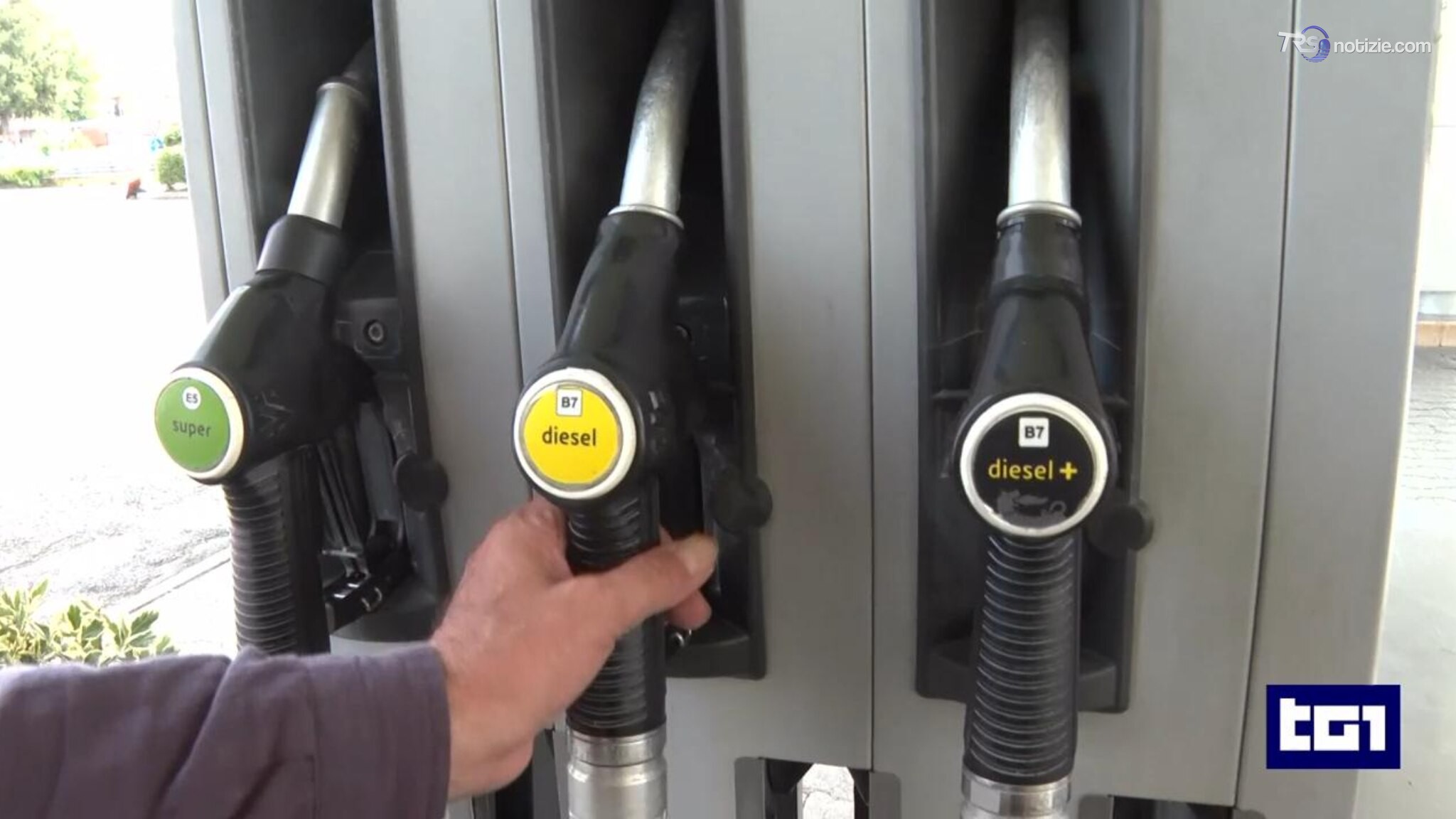 Benzina oltre i 2,07 euro/litro, il gasolio a 2,18. Salgono i prezzi di petrolio e gas