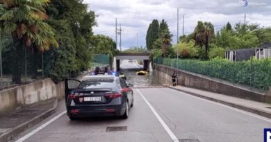 Intrappolata in auto nel sottopasso allagato: soccorsa dai carabinieri ma non c'è nulla da fare