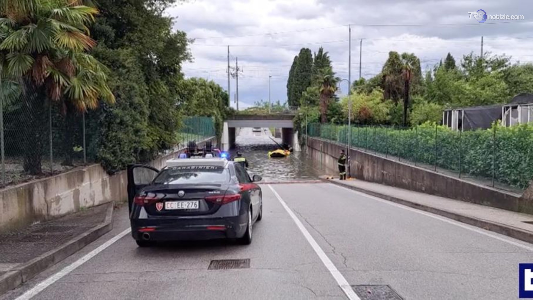 Intrappolata in auto nel sottopasso allagato: soccorsa dai carabinieri ma non c’è nulla da fare
