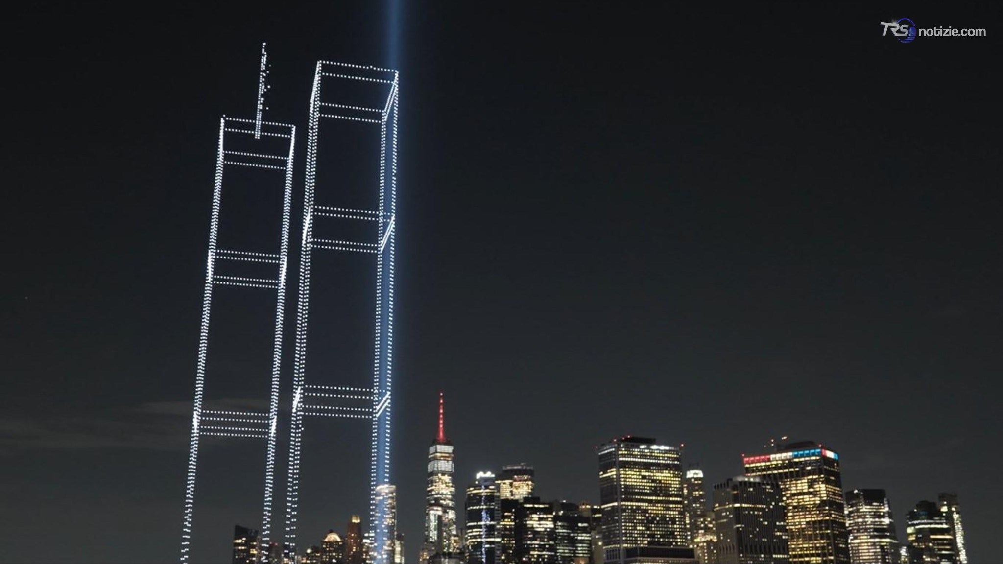 2.977 luci nel cielo di New York: le Torri Gemelle rivivono a 25 anni dall’11 settembre