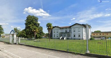 Va dal padre in casa di riposo e lo uccide a coltellate: la figlia si costituisce