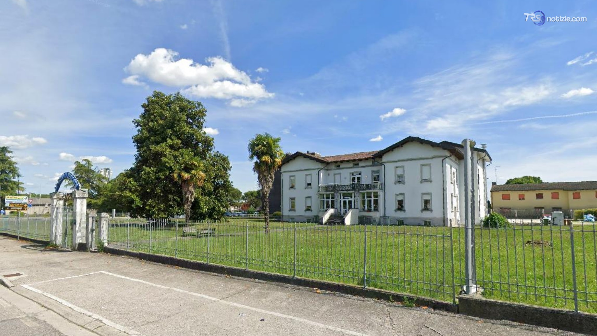 Va dal padre in casa di riposo e lo uccide a coltellate: la figlia si costituisce
