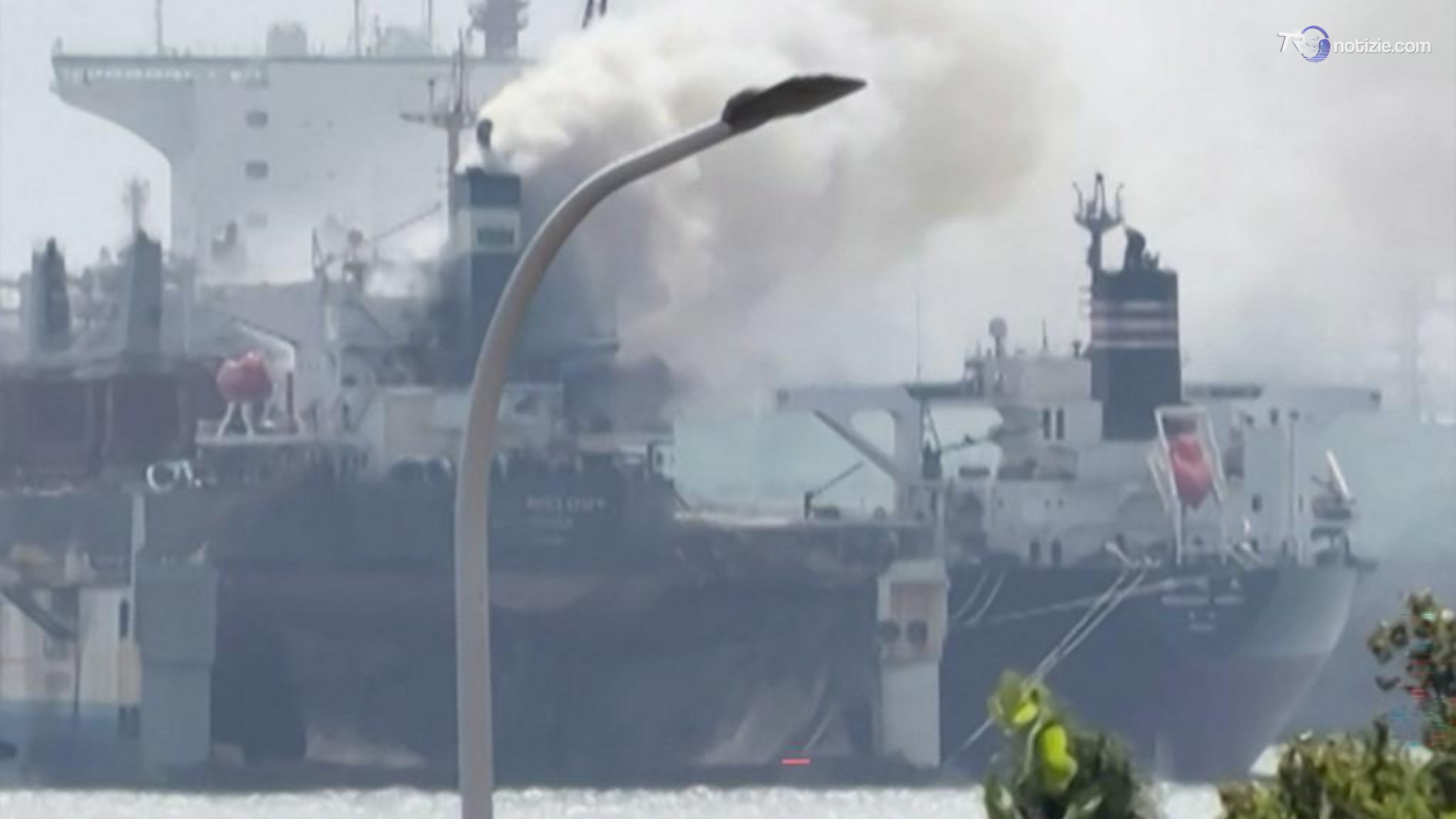 Rogo su una nave mercantile in Cina, 25 morti