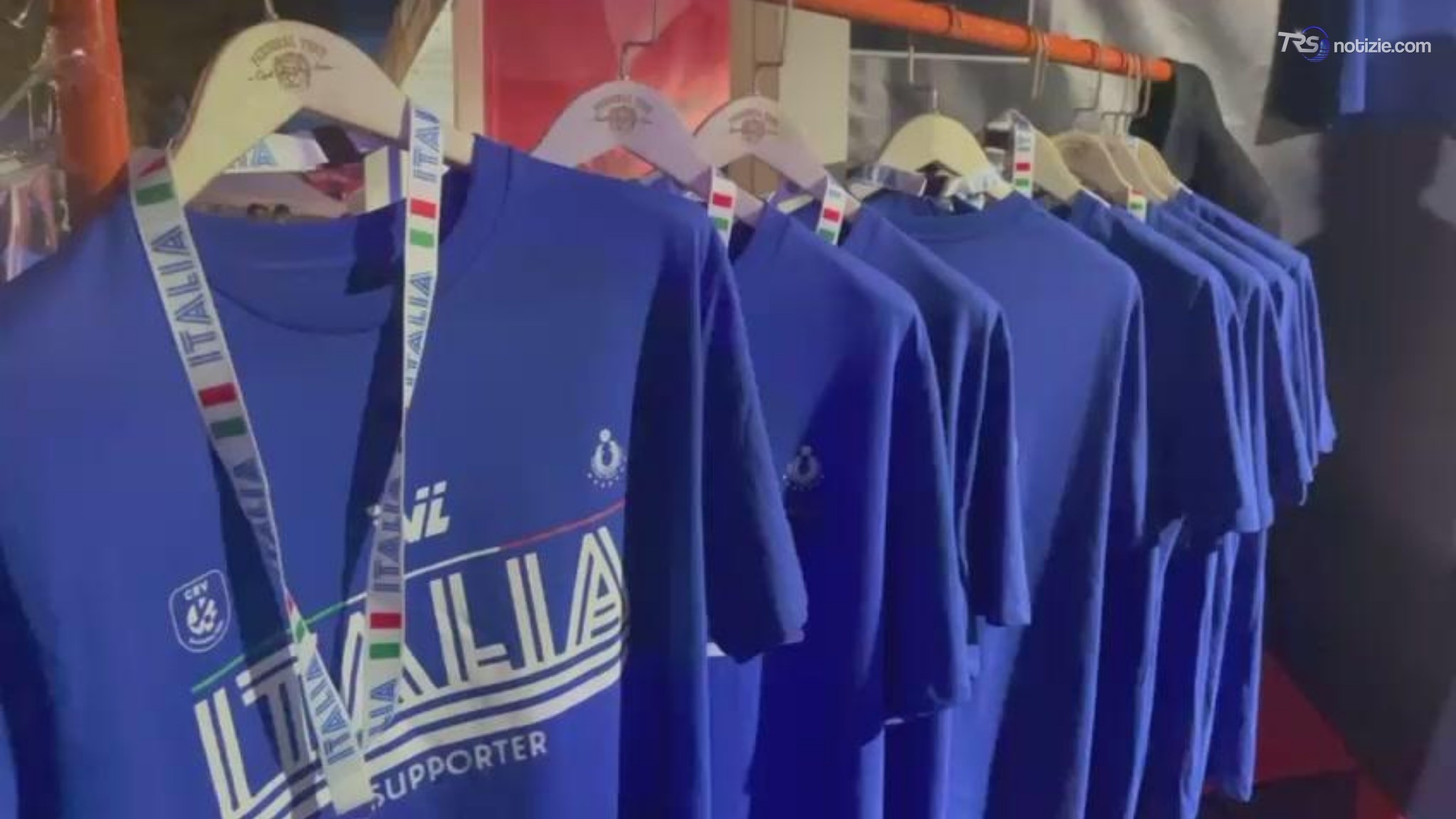 Volley, a Napoli tutti pazzi per le maglie azzurre prima di Italia-Svezia
