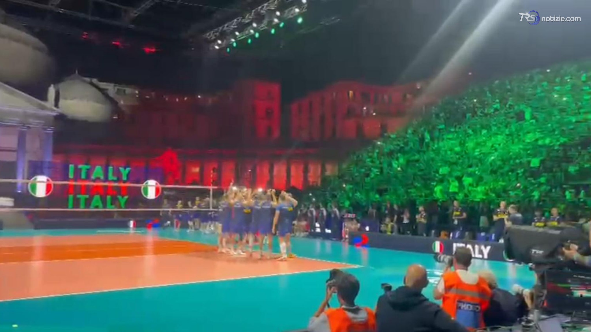 Eurovolley 2026 l’ingresso degli azzurri sul campo di piazza del Plebiscito a Napoli è da brivido