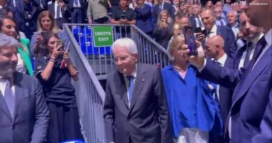 Volley, il Presidente Mattarella arriva in Piazza del Plebiscito e Napoli applaude