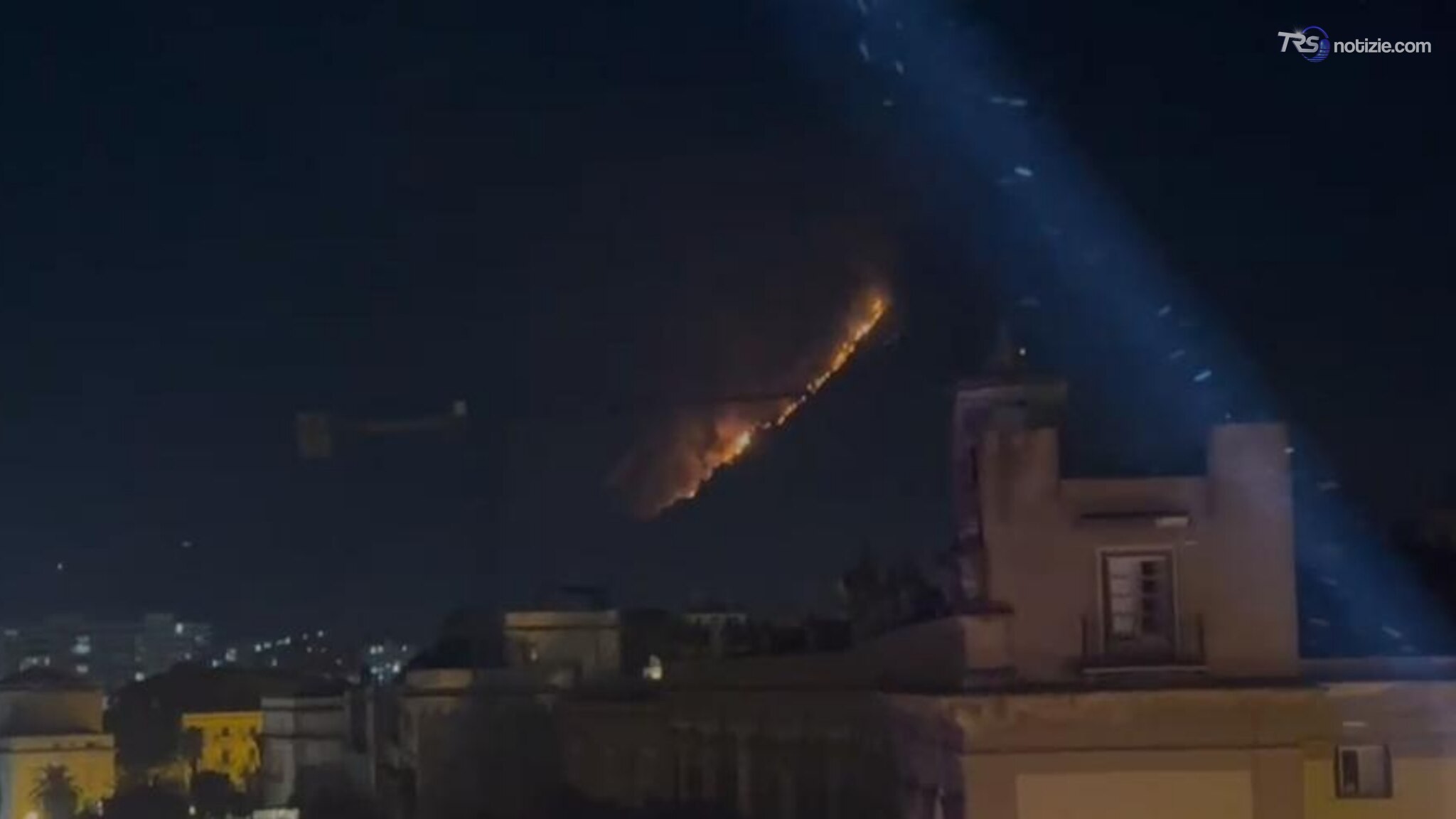 Brucia Monte Grifone nel Palermitano, non ci sarebbero case coinvolte