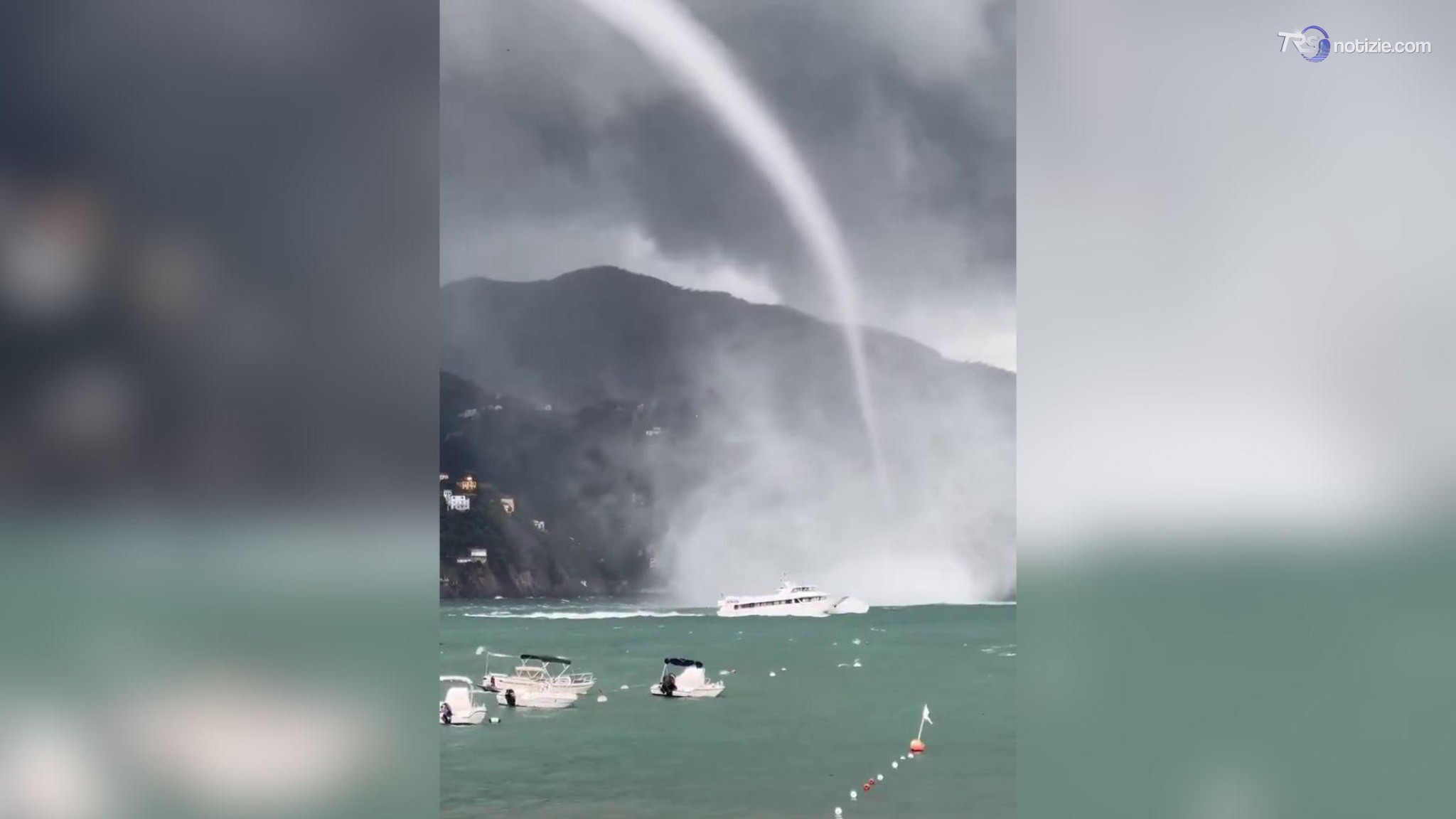 Tromba marina filmata al largo del Tigullio: ha sfiorato anche un battello turistico