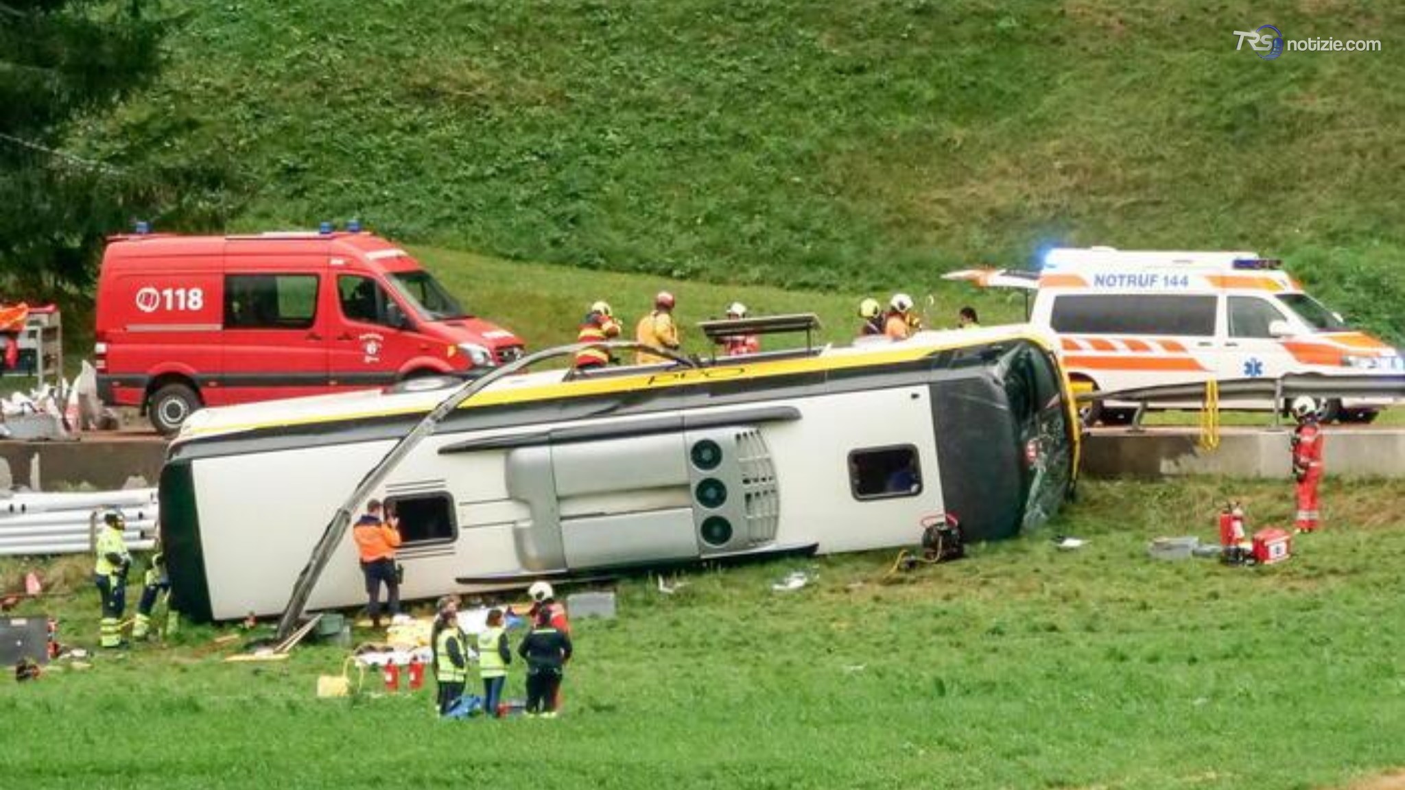 Tragedia nei Grigioni: un pullman olandese si ribalta in Engadina, diversi morti e feriti