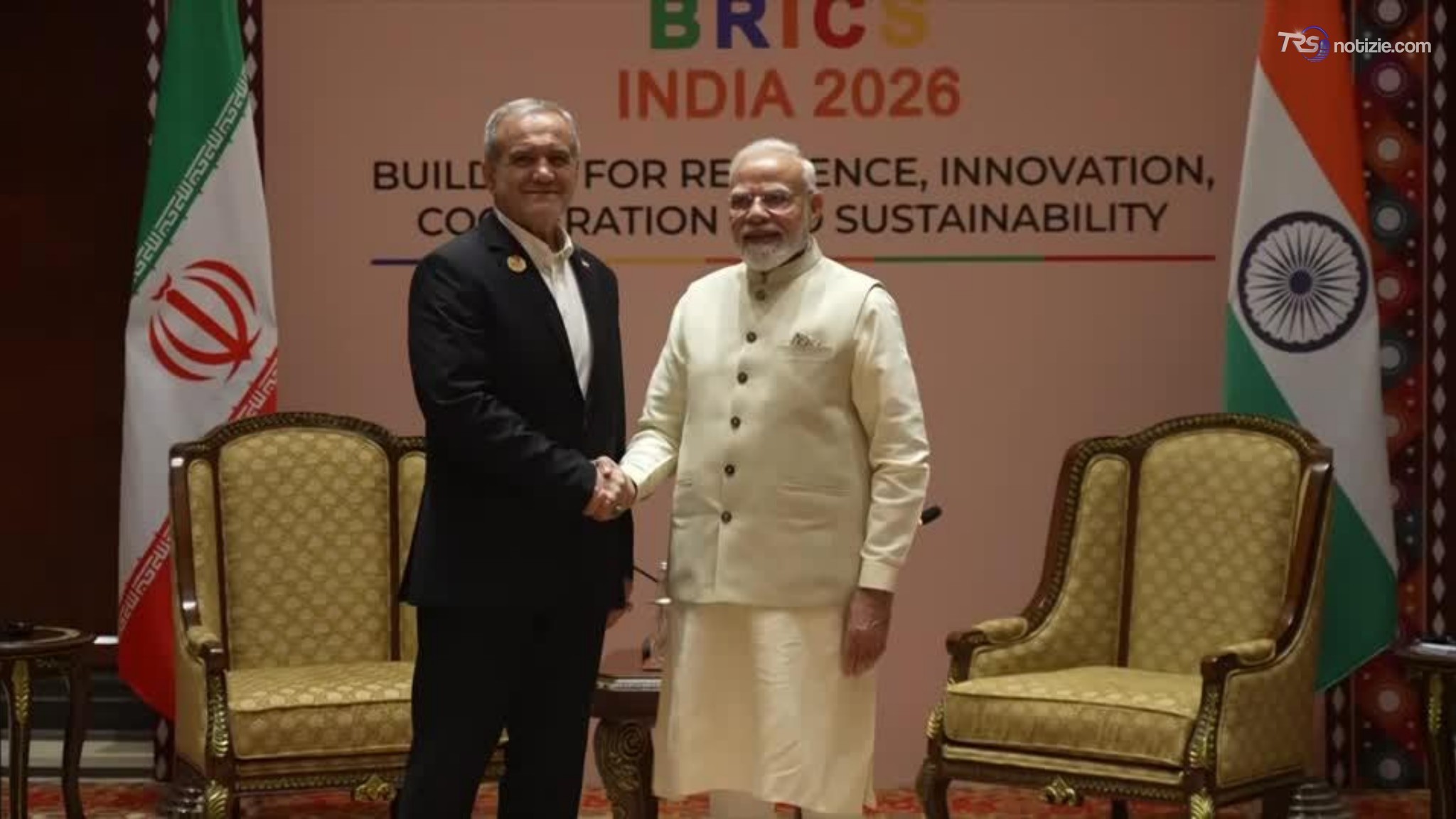 Modi riceve il presidente iraniano Pezeshkian a margine del summit BRICS di New Dehli