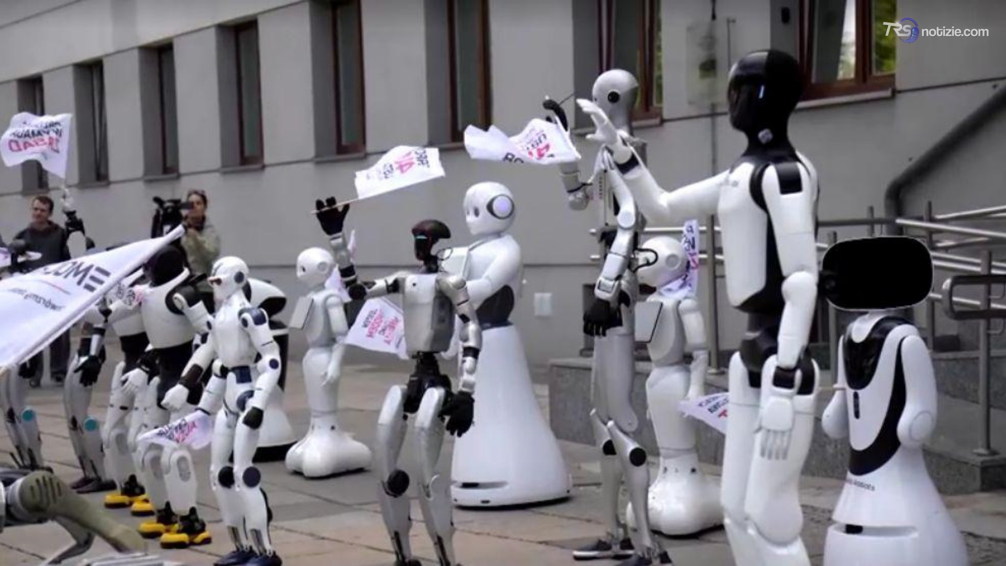 Il primo sciopero usando robot: in piazza per chiedere regolamentazione dell'IA