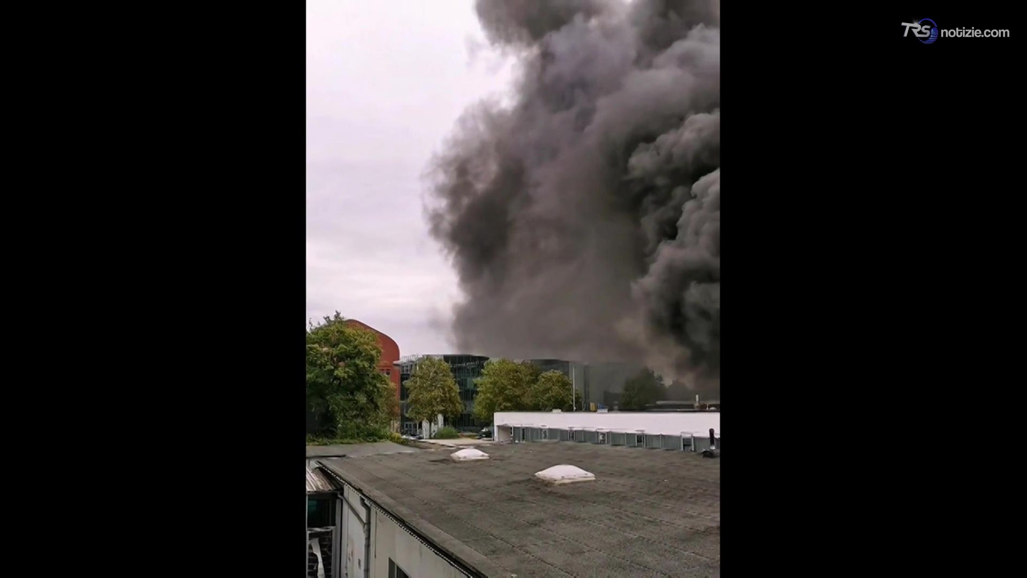 Auto elettrica si incendia: enorme colonna di fumo a Düsseldorf dall'officina Volkswagen