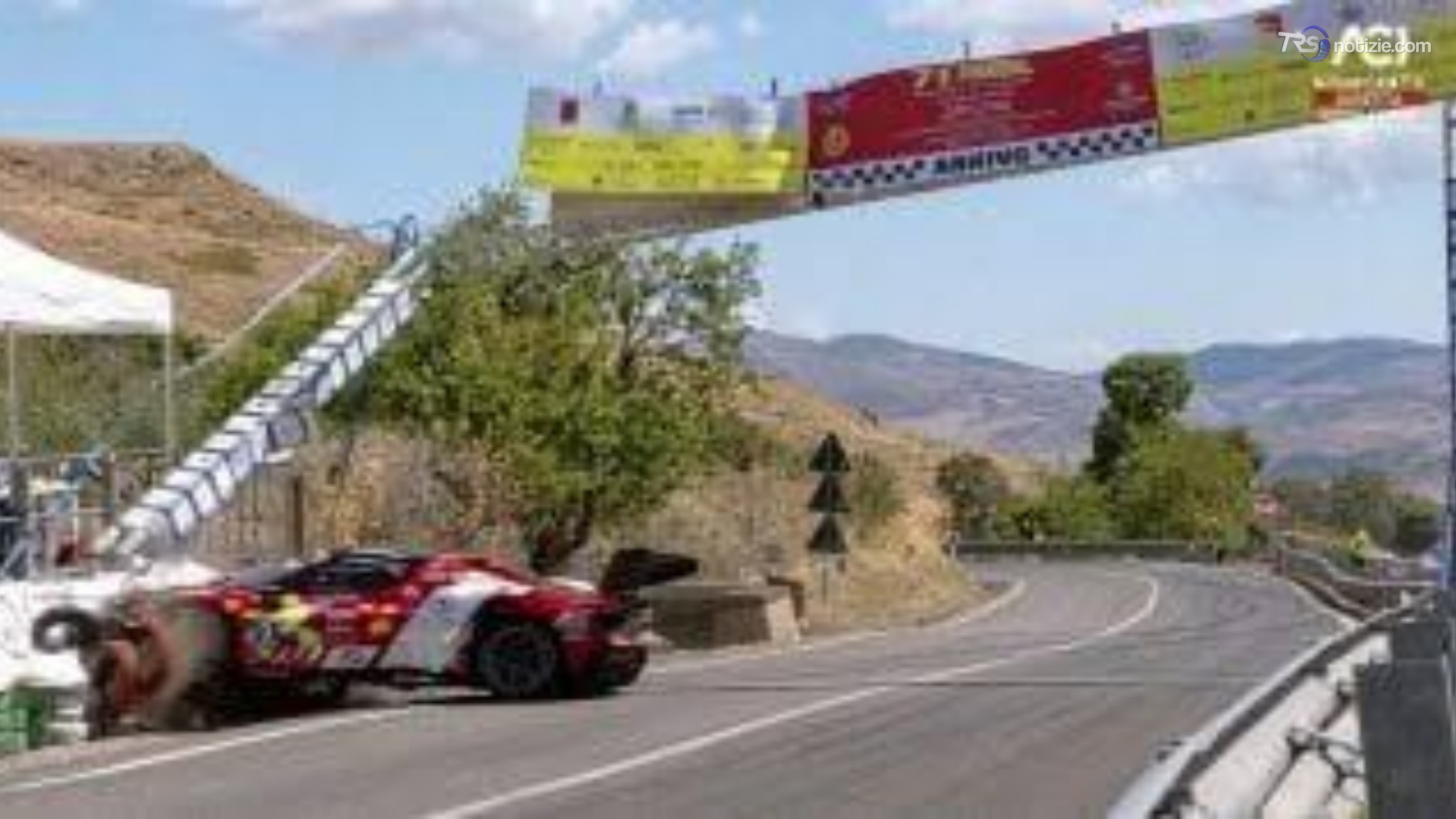 Ferrari fuori pista, nessun ferito