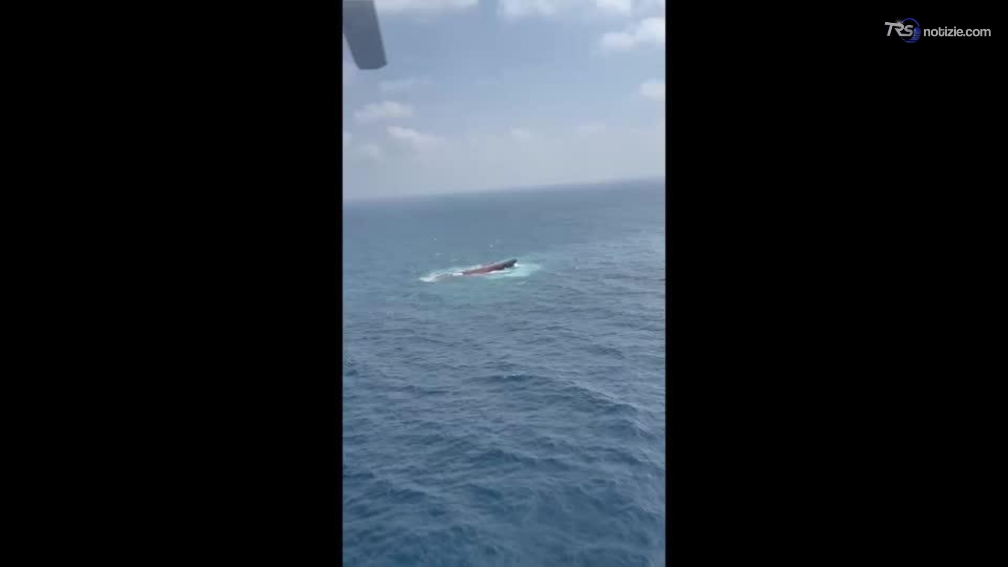 Naufragio in Indonesia, le immagini del traghetto capovolto in mare