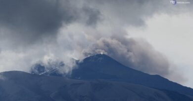 Etna, continua l'emissione di cenere lavica. Le immagini dal drone