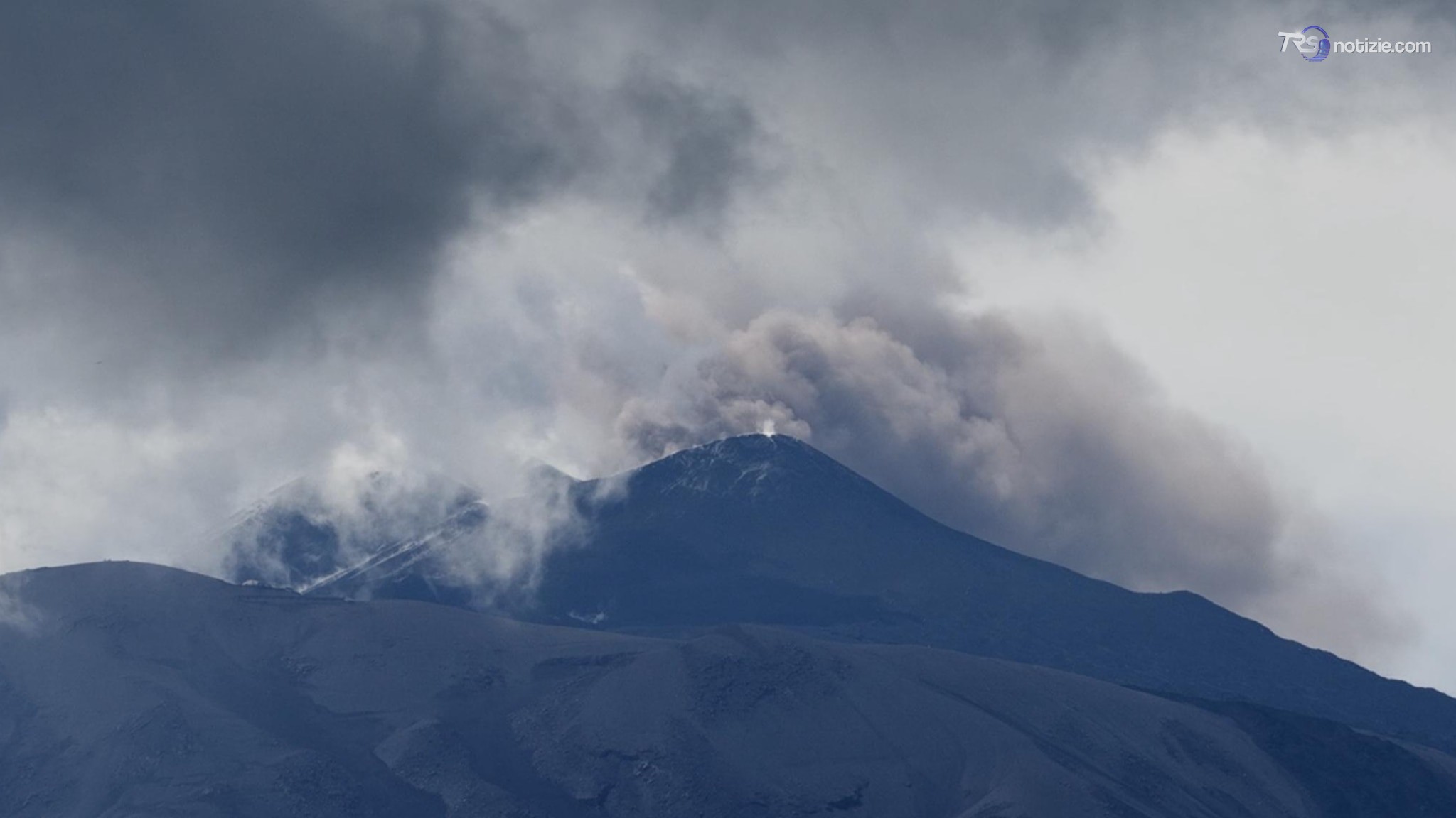 Etna, continua l’emissione di cenere lavica. Le immagini dal drone