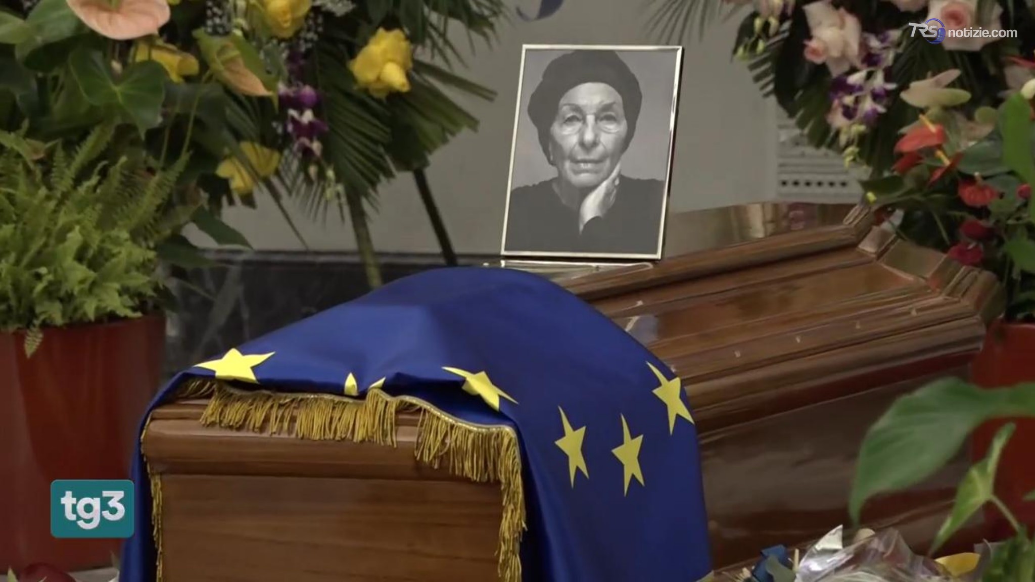 Emma Bonino, tante le donne che hanno portato una rosa rossa per l'ultimo saluto