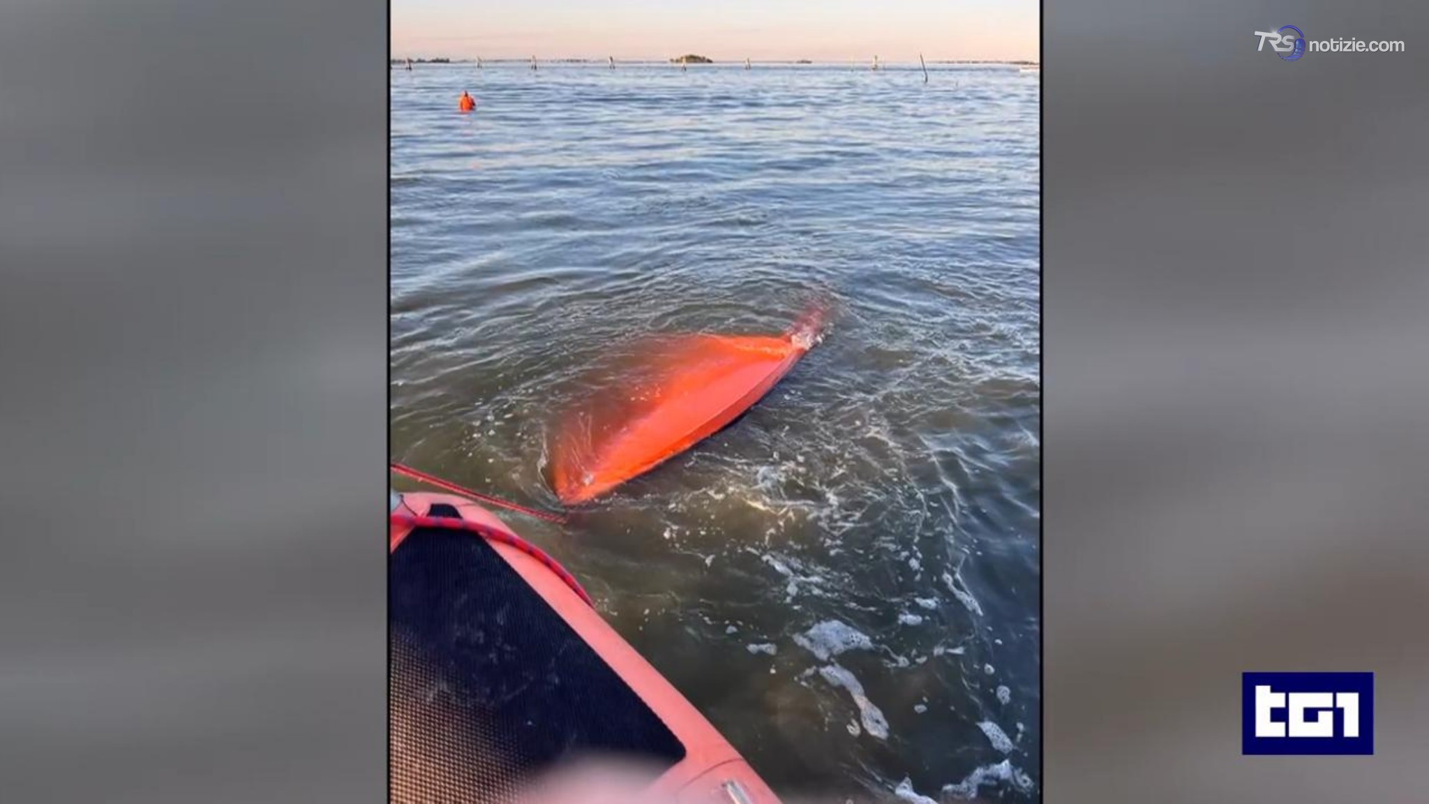Le immagini del barchino speronato dal taxi acqueo a Venezia
