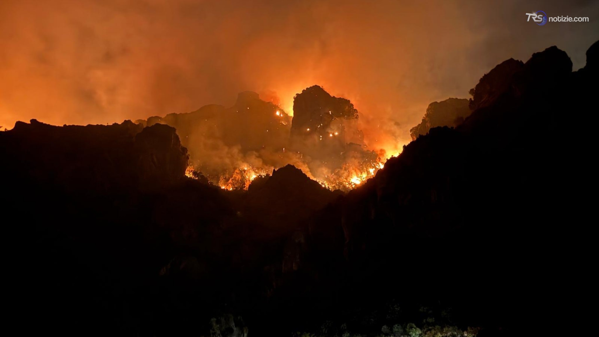 Incendi, ancora focolai attivi fra le costiere amalfitana e sorrentina