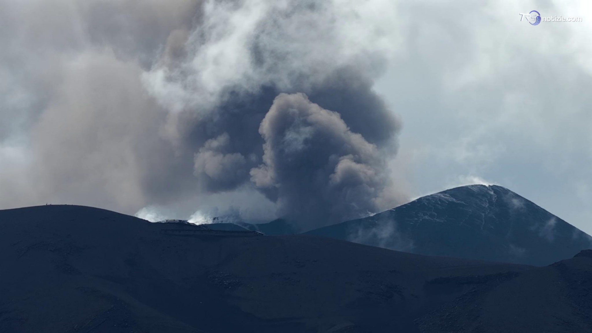 Etna, continua stop ai voli su Catania