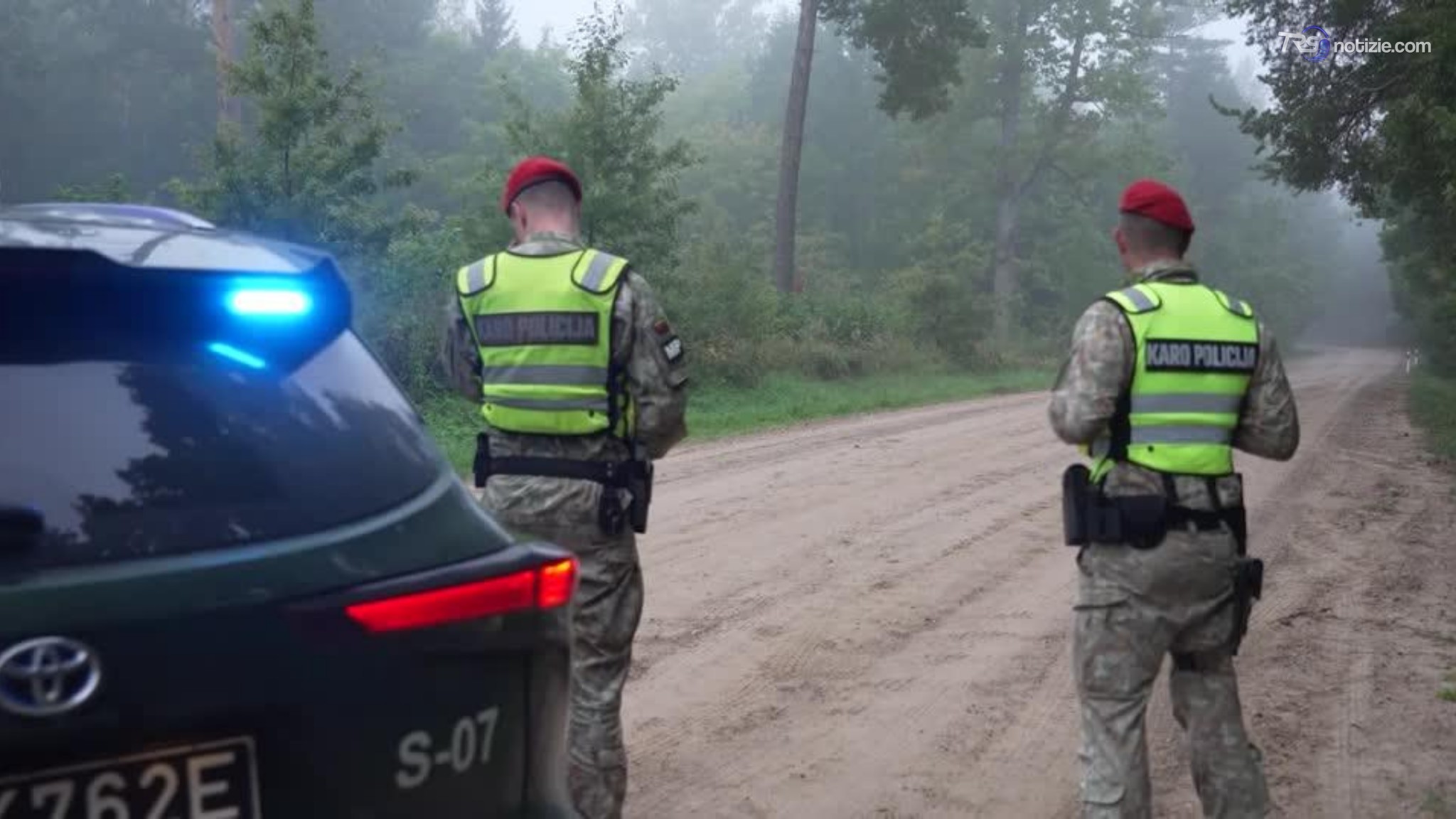I resti del drone abbattuto in Lituania da un caccia della NATO: militari nel bosco