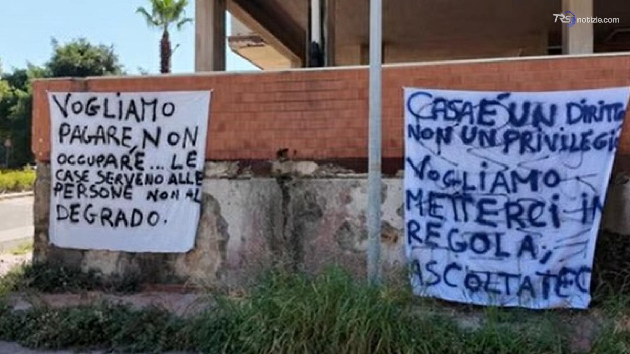 Sgomberi giudiziari, la protesta degli occupanti alloggi popolari a Gela