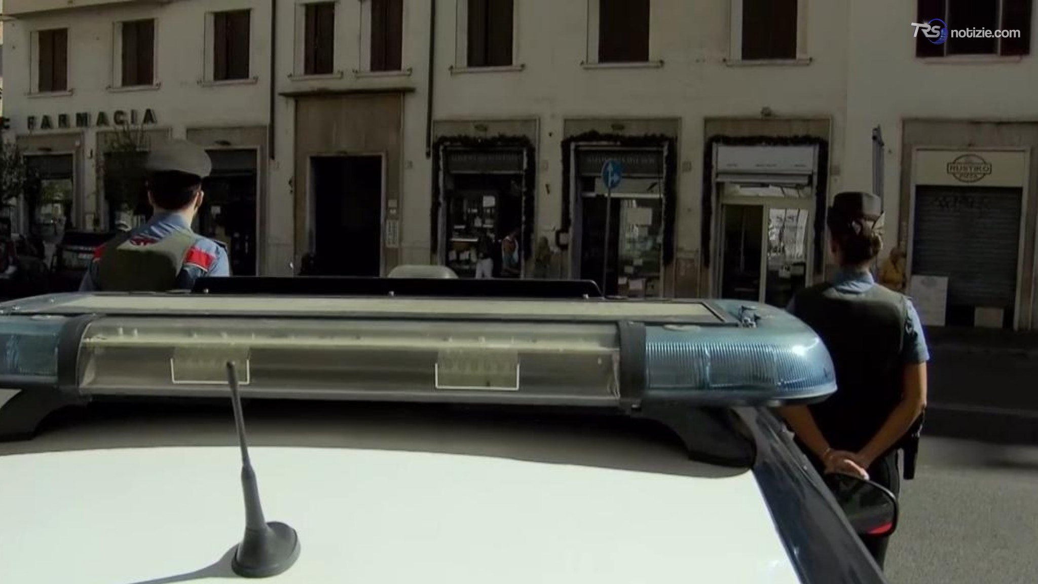 Roma, donna colpita da un proiettile mentre passeggiava in zona Prati: "Mi è rimasto nel braccio"