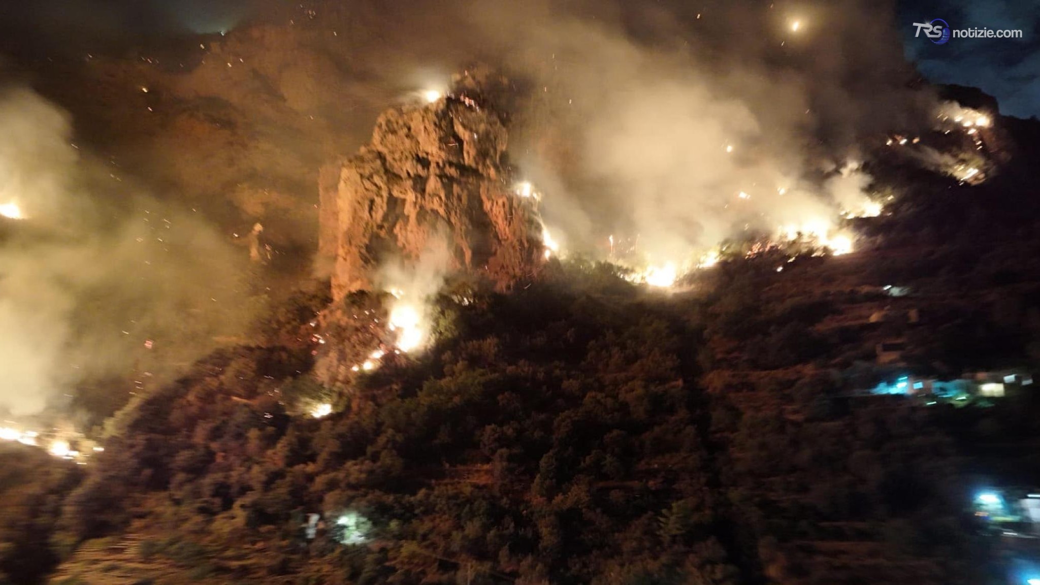 Incendi in Costiera Amalfitana, le fiamme lambiscono le case, persone allontanate