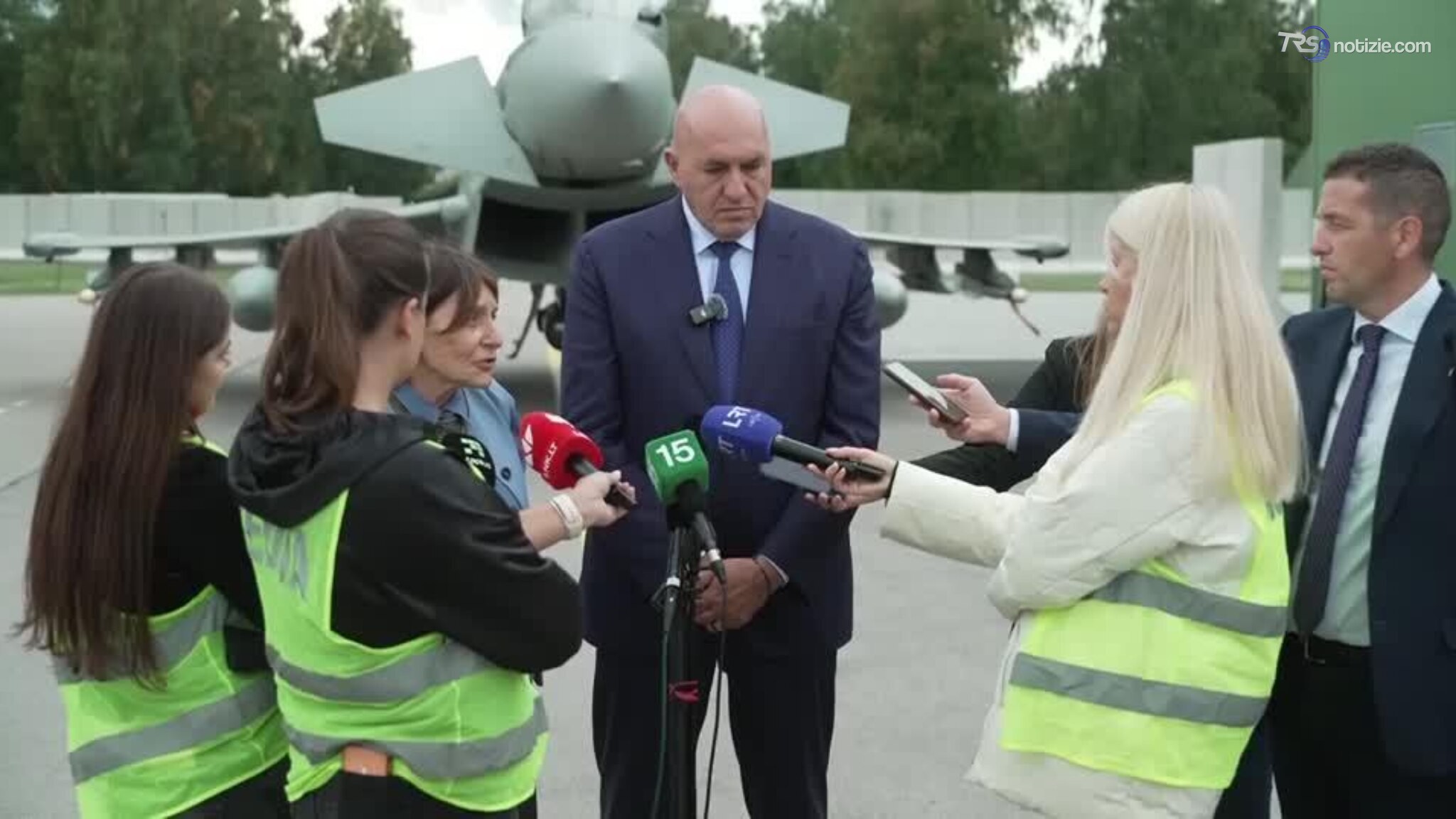 Lituania, caccia italiano della Nato abbatte drone. Crosetto: "Probabilmente arrivava dalla Russia"