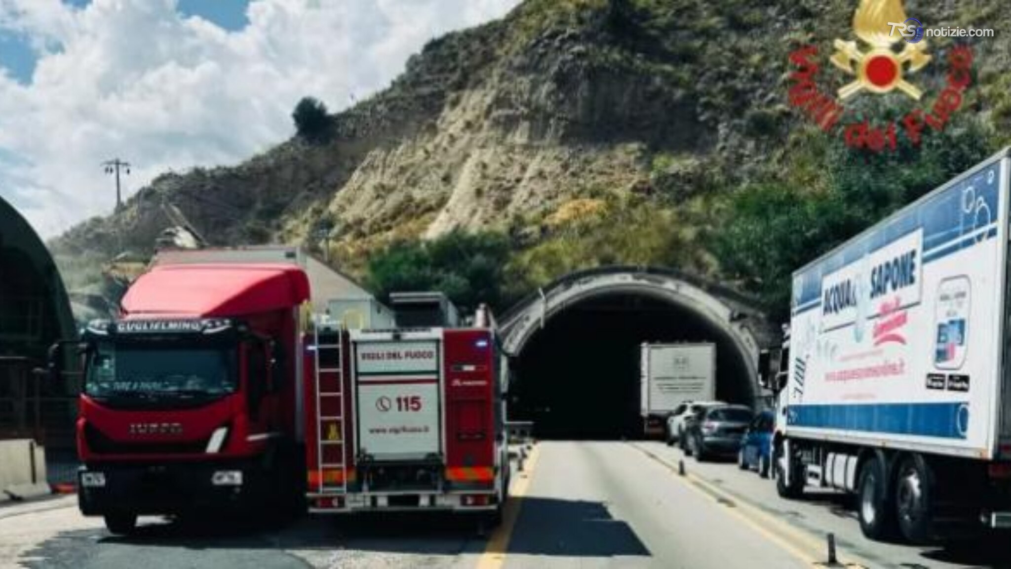 Tir urta e danneggia galleria, traffico ancora bloccato sulla A19
