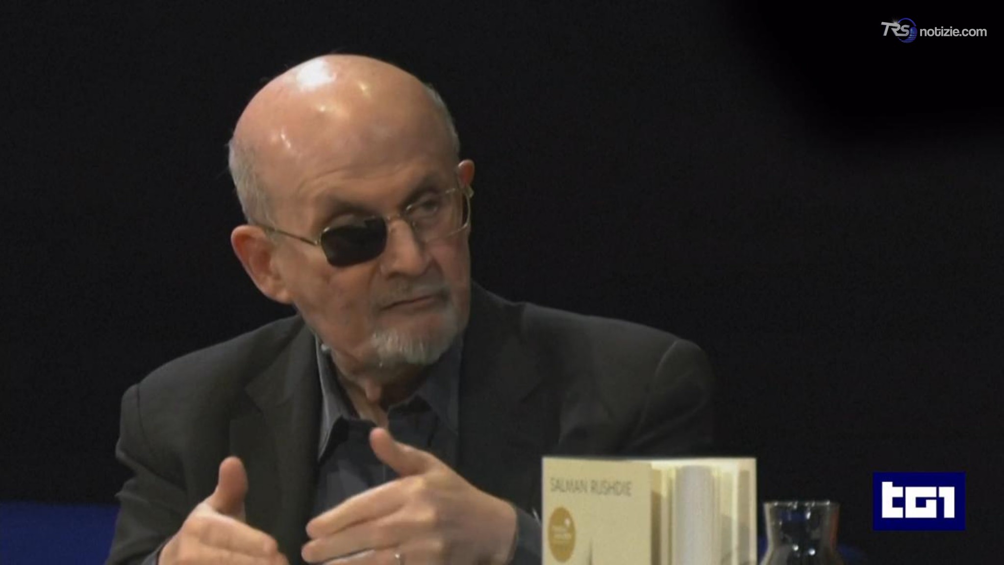 Salman Rushdie: "Non si può imporre la democrazia con le armi puntate"