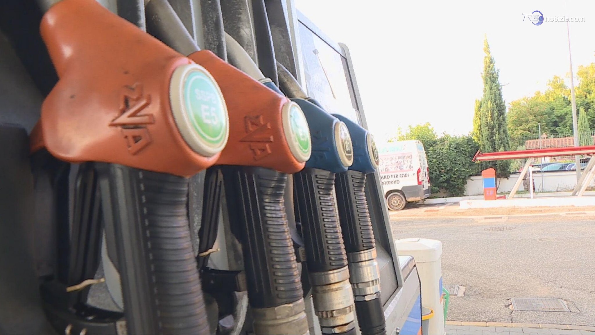 Il gasolio mai così caro, oltre i 2,3 euro. Oggi forse nuova proroga del taglio delle accise