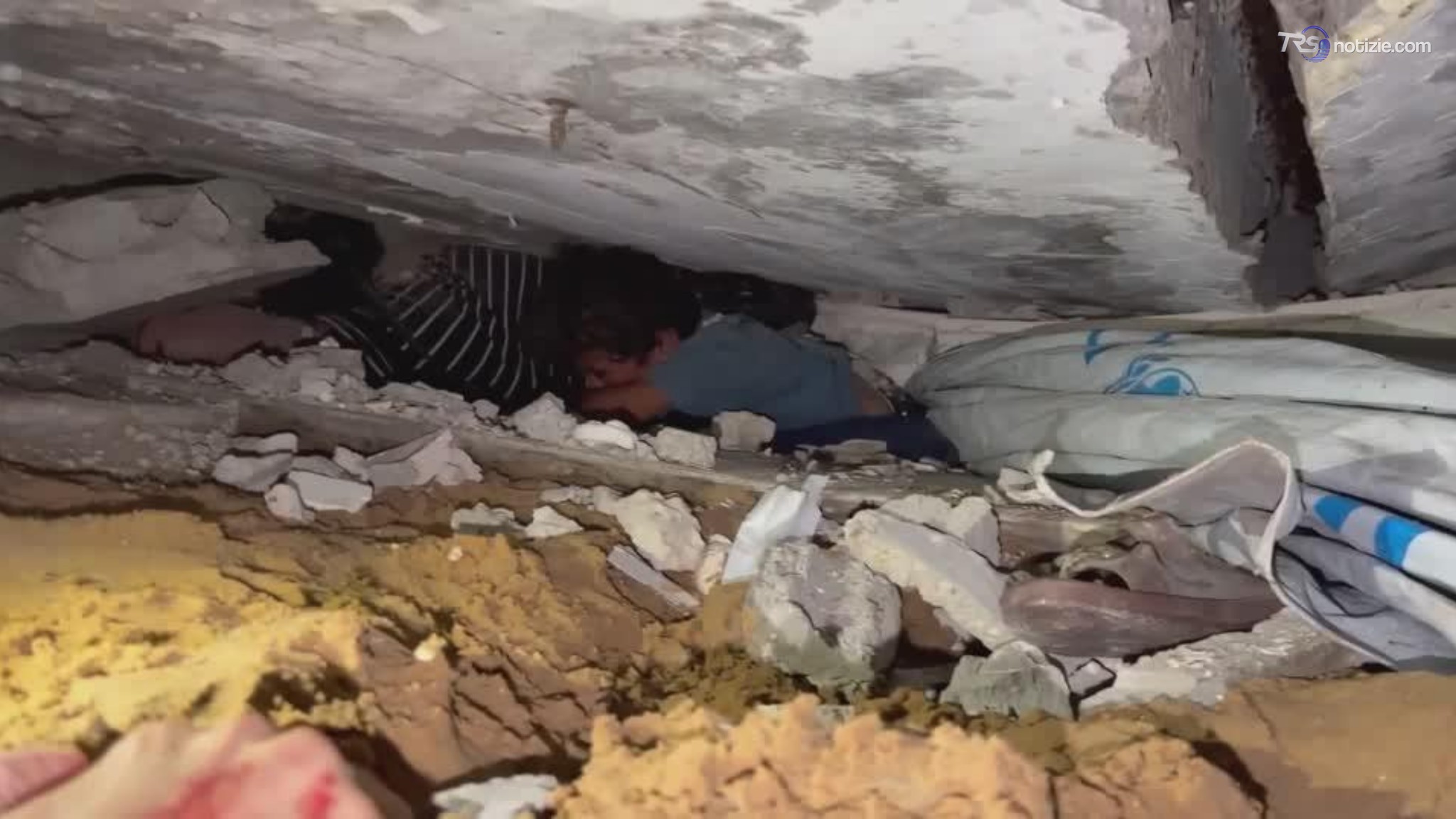 Gaza, crolla palazzo colpito Idf: morti